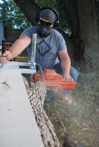 Using the chainsaw mill